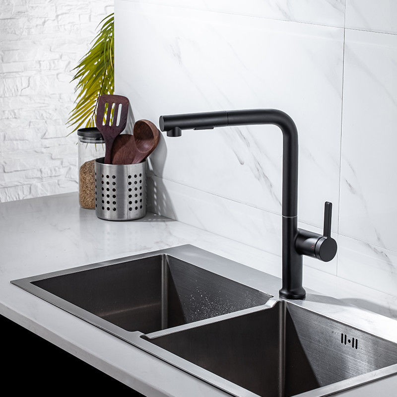 A tração do ouro do apartamento da casa de campo abaixo do torneira da cozinha com níquel de Chrome puxa para baixo o misturador do dissipador